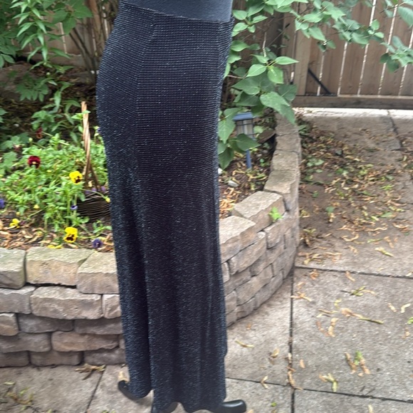 Elegant Glittery Slinky Black Maxi Skirt. Size Medium - Picture 5 of 7